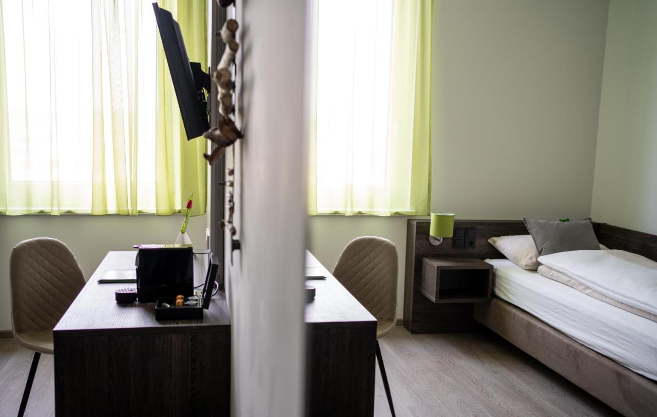 Eee Hotel Graz Pirka Bagian luar foto